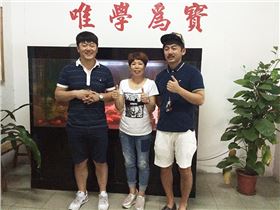 睿牛制衣厂领导与韩国客户合照（大图）.jpg