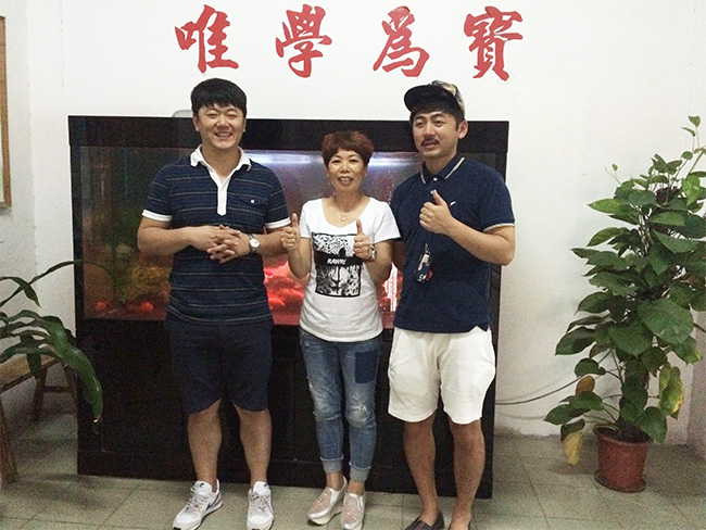 睿牛制衣厂领导与韩国客户合照（大图）.jpg