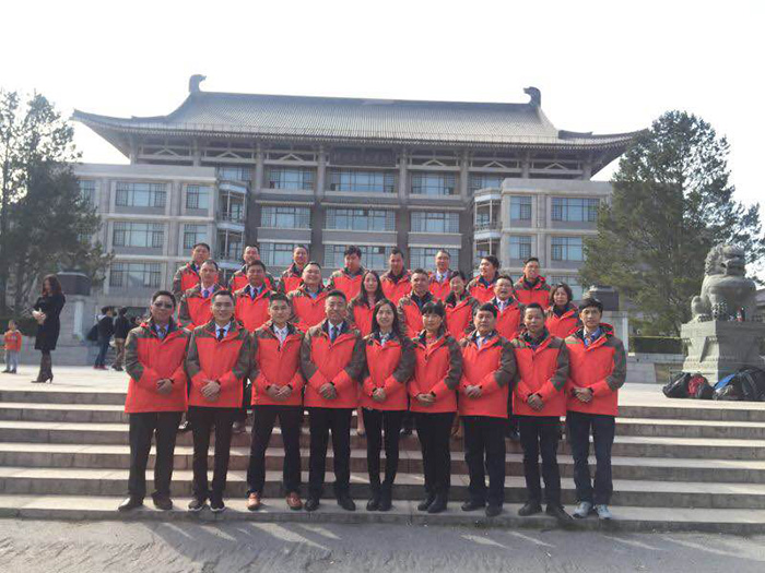 睿牛制衣厂欧阳总经理北大商智总裁班毕业合照.jpg