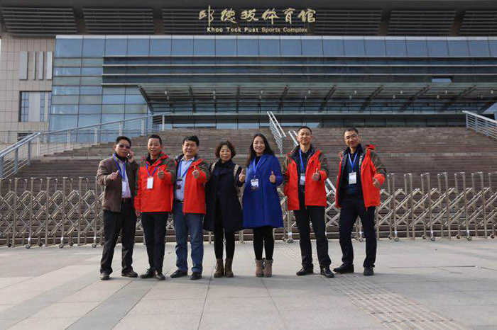 总裁班学员穿着睿牛羽绒服合影留念.jpg